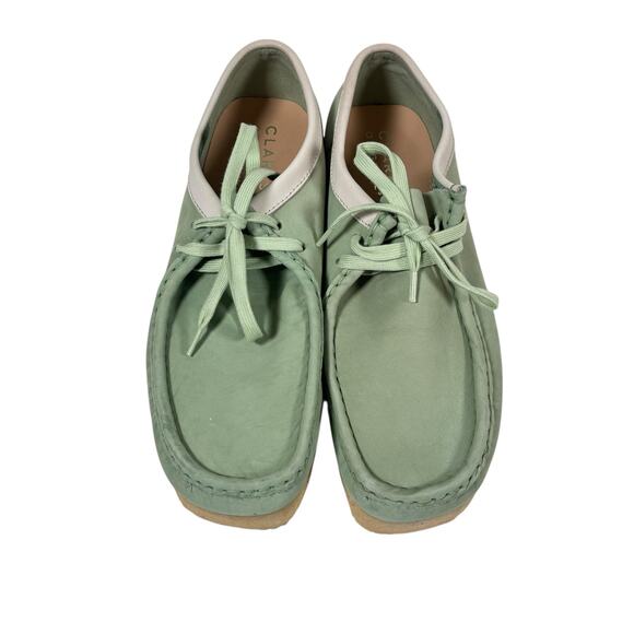 SIZE 9.5 LIGHT GREEN MEN'S CLARKS WALLABEES - Picture 2 of 8